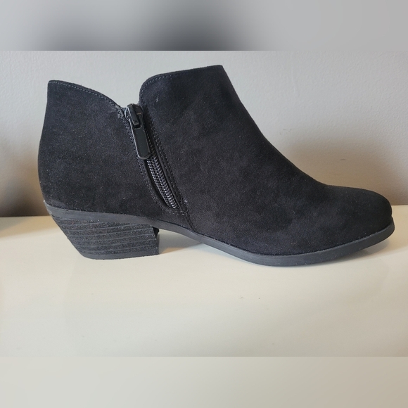 Torrid Black Faux Suede Vcut Bootie, BNWT, Size 6 - Picture 5 of 11